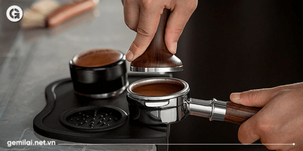 Máy pha cà phê bán tự động là gì? Ưu và nhược điểm cần lưu ý khi chọn mua